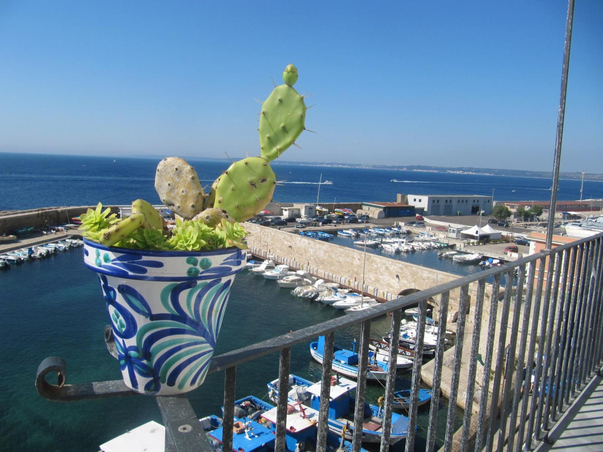 4 Balconi House-san Gregorio Palazzo Unico Vista Mare Holiday home